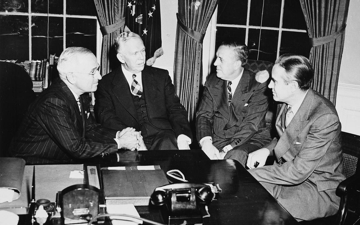Soldan sağa, Başkan Harry S Truman, General George Marshall, Paul Hoffman ve Averell Harriman,  Oval Ofiste
